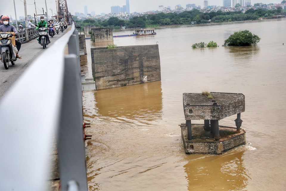 Nước tiếp tục dâng cao tại sông Hồng. (Ảnh: Tuấn Đức/TTXVN)