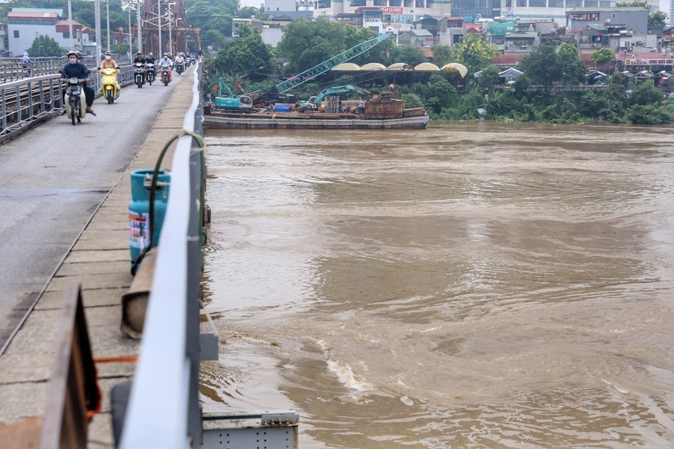 Nhiều khu vực xuất hiện xoáy nước. (Ảnh: Tuấn Đức/TTXVN)