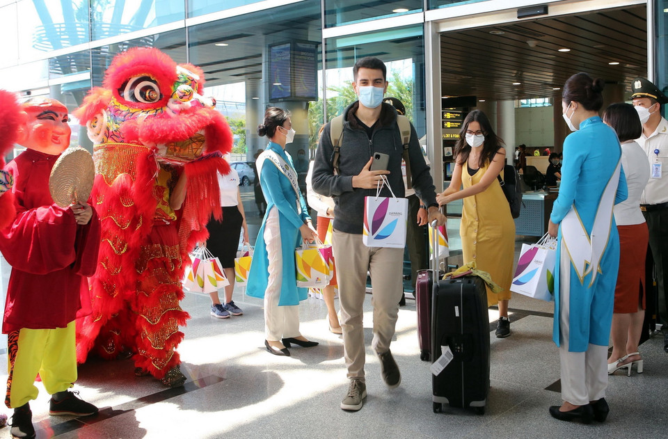 Khách du lịch nước ngoài xuống sân bay quốc tế Đà Nẵng. (Ảnh: Trần Lê Lâm/TTXVN)