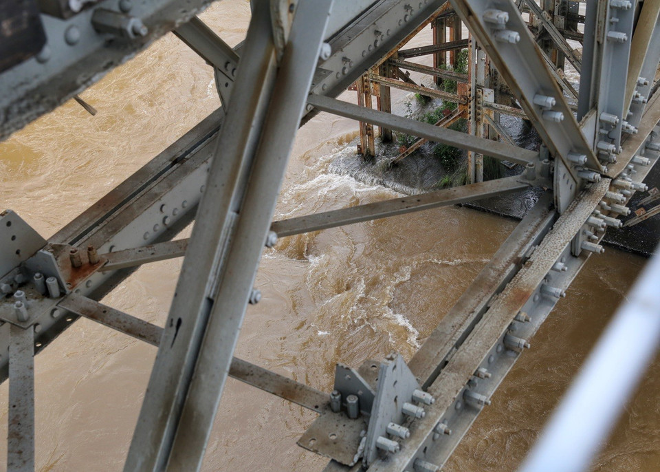 Nước sông Hồng tại Hà Nội chảy xiết, nhiều khu vực xuất hiện xoáy nước. (Ảnh: Tuấn Đức/TTXVN)