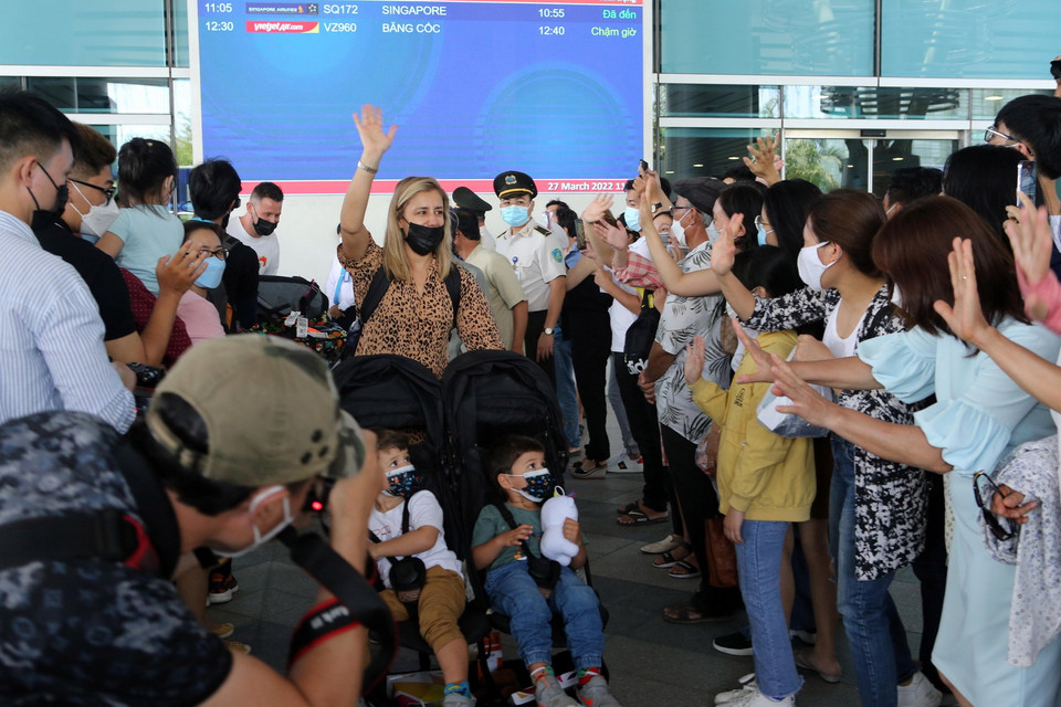 Khách du lịch nước ngoài được đón tiếp tại sân bay quốc tế Đà Nẵng. (Ảnh: Trần Lê Lâm/TTXVN)