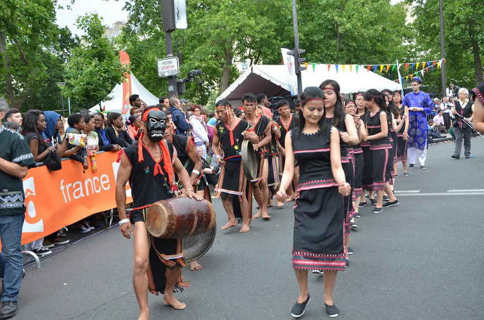 Hòa tấu cồng chiêng kết hợp với điệu nhảy duyên dáng của thiếu nữ Tây Nguyên.