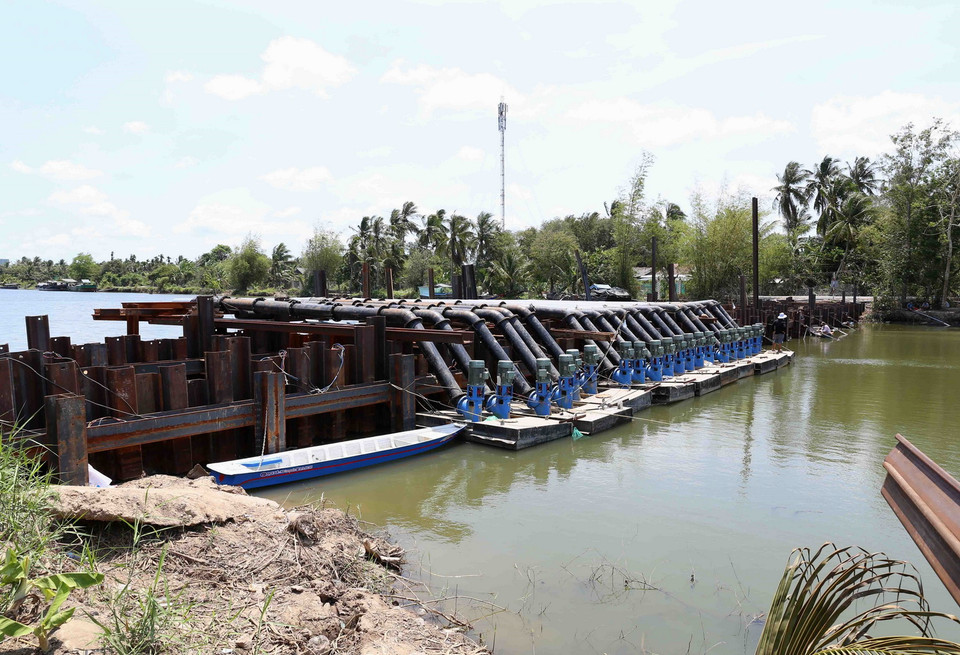 Đập ngăn mặn trên sông Tiền chảy qua địa bàn xã Song Thuận, huyện Châu Thành. (Ảnh: Vũ Sinh/TTXVN)