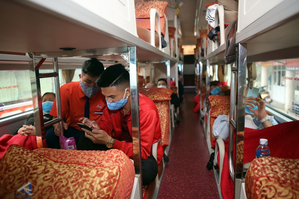 Hành khách tại bến xe Nước Ngầm (Hà Nội), được nhân viên nhà xe hướng dẫn khai báo y tế trên ứng dụng ''Vietnam Health Declaration.'' (Ảnh: Danh Lam/TTXVN)