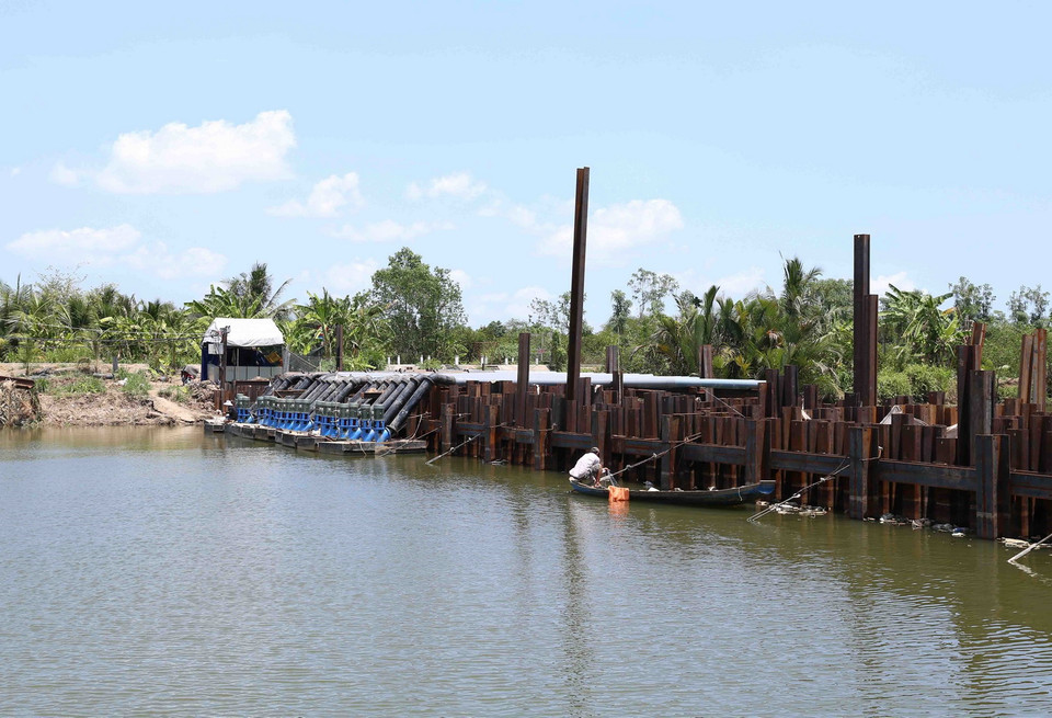 Đập ngăn mặn trên sông Tiền chảy qua địa bàn xã Song Thuận, huyện Châu Thành. (Ảnh: Vũ Sinh/TTXVN)