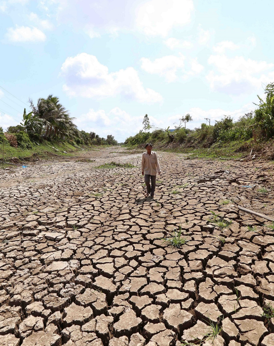 Người dân ở xã Long Hòa, thị xã Gò Công mong chờ mùa mưa đến sớm. (Ảnh: Vũ Sinh/TTXVN)