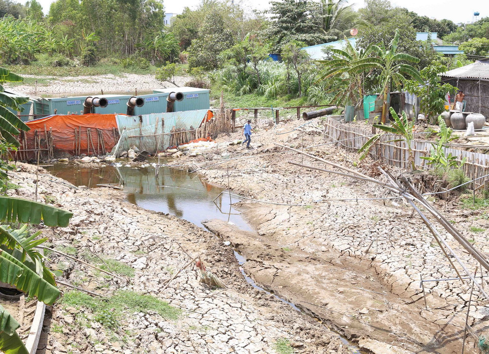 Hệ thống thủy lợi và trạm bơn dã chiến ở xã Long Hòa, thị xã Gò Công không thể hoạt động được vì hạn hán. (Ảnh: Vũ Sinh/TTXVN)