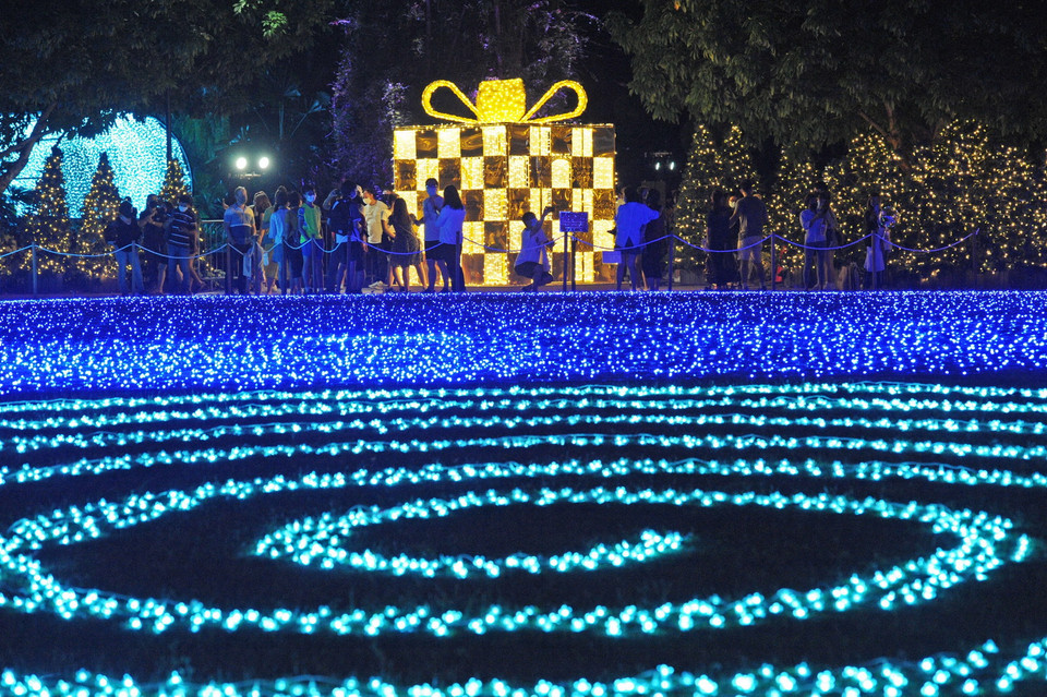 Du khách tham quan Xứ sở thần tiên Giáng sinh tại Singapore. (Ảnh: THX/TTXVN)