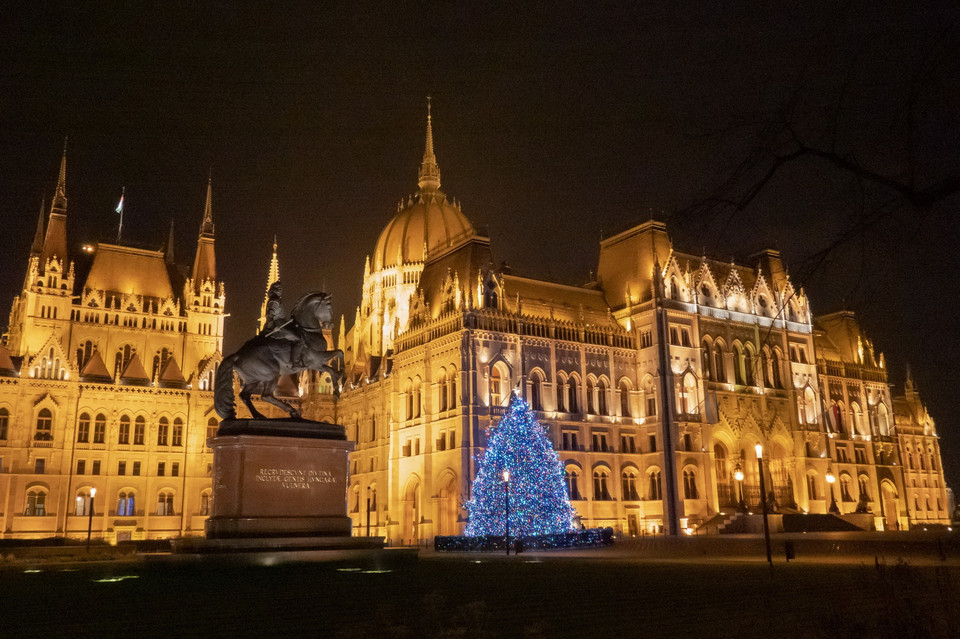 Cây thông Noel được thắp sáng rực rỡ để chào đón Giáng sinh tại Budapest, Hungary. (Ảnh: THX/TTXVN)