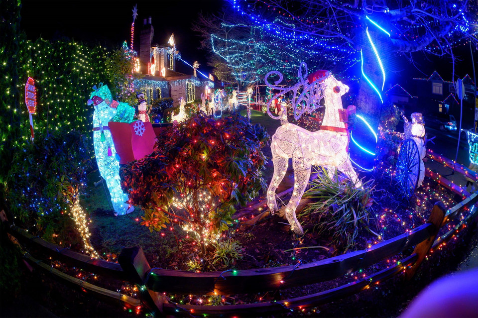 Nhà cửa được trang hoàng rực rỡ đón Giáng sinh tại Richmond, Canada. (Ảnh: THX/TTXVN)