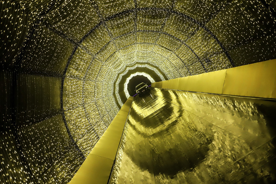  Người dân đi ôtô phòng lây nhiễm COVID-19 khi tham quan lễ hội ánh sáng chào đón Giáng sinh tại Sao Paulo, Brazil. Lễ hội được tổ chức từ ngày 4-27/12. (Ảnh: THX/TTXVN)