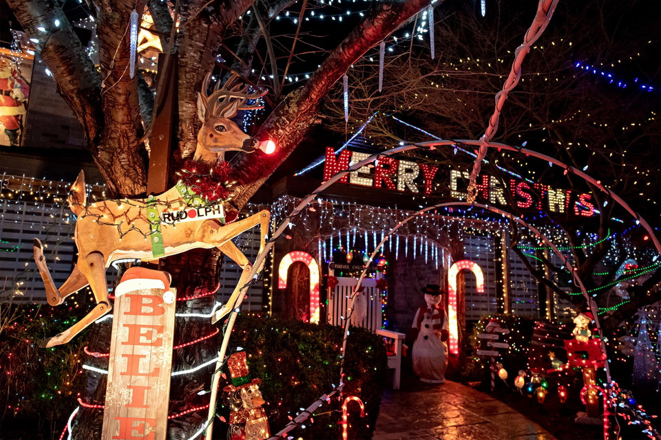 Nhà cửa được trang hoàng rực rỡ đón Giáng sinh tại Richmond, Canada. (Ảnh: THX/TTXVN)