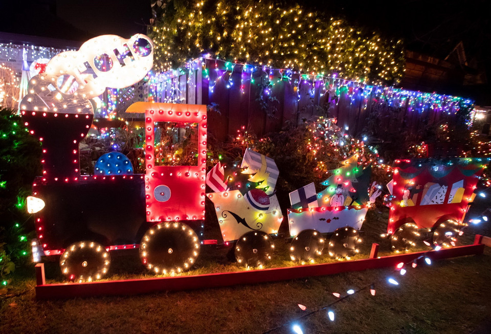 Nhà cửa được trang hoàng rực rỡ đón Giáng sinh tại Richmond, Canada. (Ảnh: THX/TTXVN)