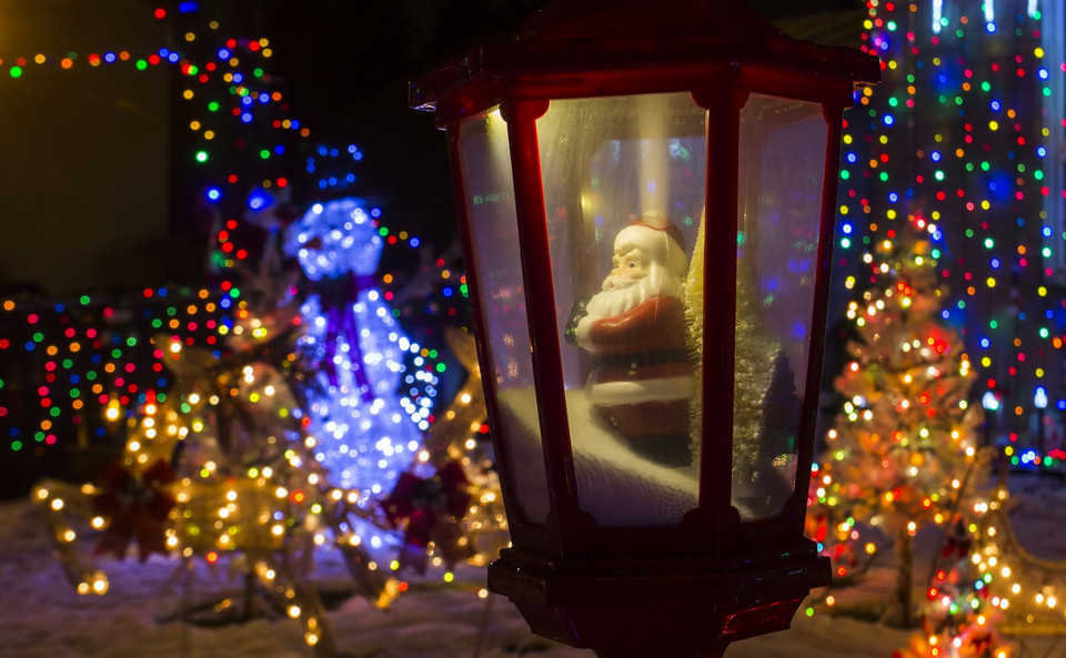 Trang trí chuẩn bị cho Lễ Giáng Sinh bên ngoài một ngôi nhà ở Toronto, Canada. (Ảnh: THX/TTXVN)