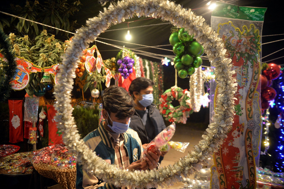  Người dân chọn mua đồ trang trí Giáng sinh tại Peshawar, Pakistan. (Ảnh: THX/TTXVN)