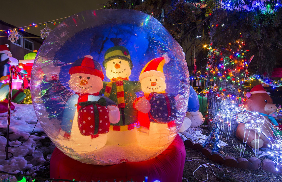 Nhà cửa được trang hoàng rực rỡ đón Giáng sinh tại Toronto, Canada. (Ảnh: THX/TTXVN)