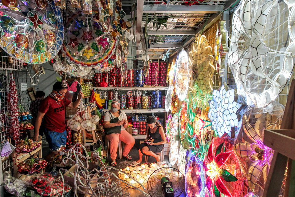 Một cửa hàng bán đèn lồng trang trí Giáng Sinh tại Manila, Philippines. (Ảnh: THX/TTXVN)