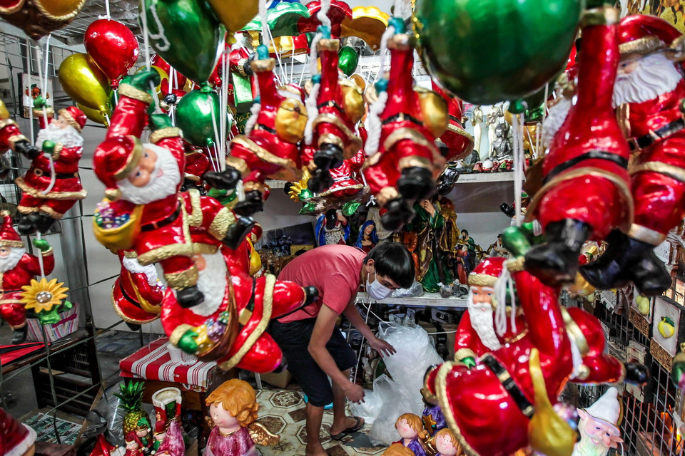 Đồ trang trí Giáng sinh được bày bán tại khu chợ ở Manila, Philippines. (Ảnh: THX/TTXVN)