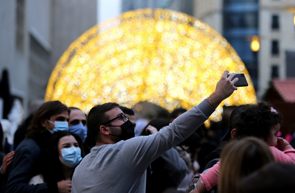 Người dân chụp ảnh tại chợ Giáng Sinh ở Beirut, Liban. (Ảnh: THX/TTXVN)