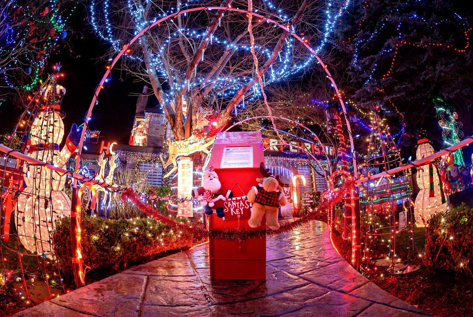 Nhà cửa được trang hoàng rực rỡ đón Giáng sinh tại Richmond, Canada. (Ảnh: THX/TTXVN)