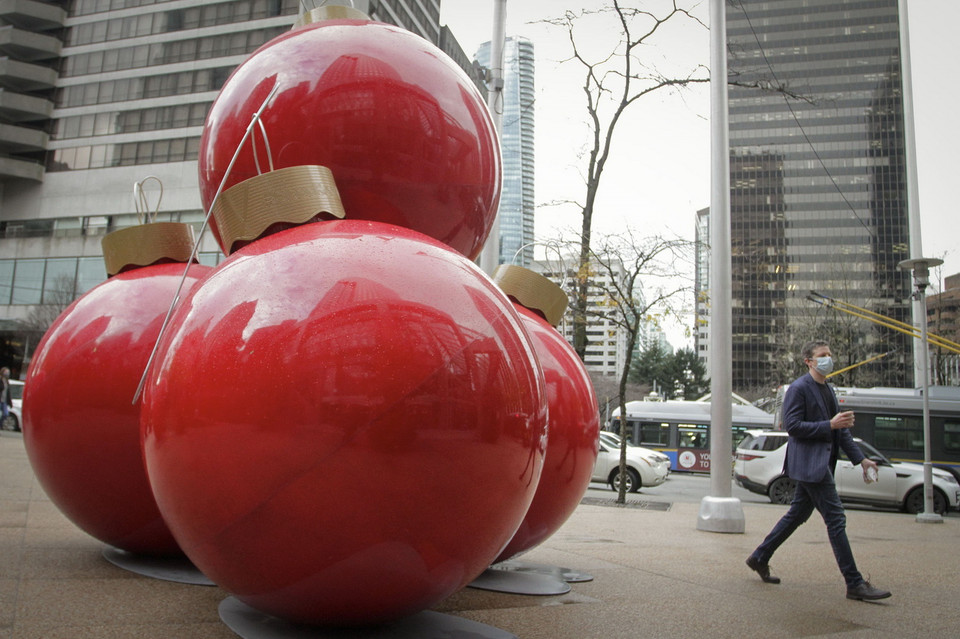 Đồ trang trí Giáng sinh trên đường phố tại Vancouver, Canada. (Ảnh: THX/TTXVN)