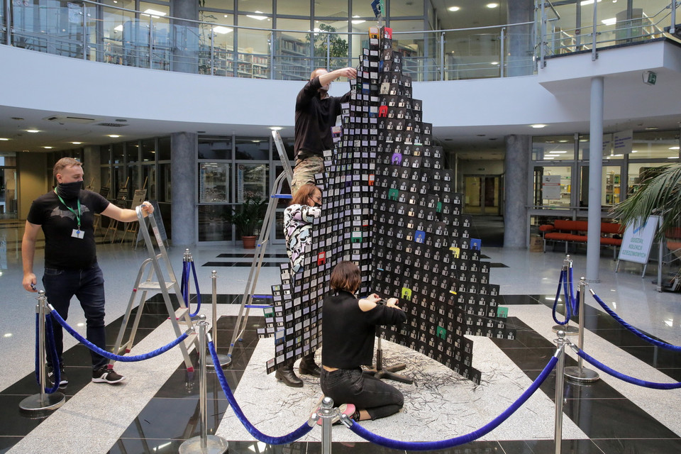 Cây thông Noel được làm từ hàng trăm chiếc đĩa mềm tại Olsztyn, miền Bắc Ba Lan. (Ảnh: PAP/TTXVN)