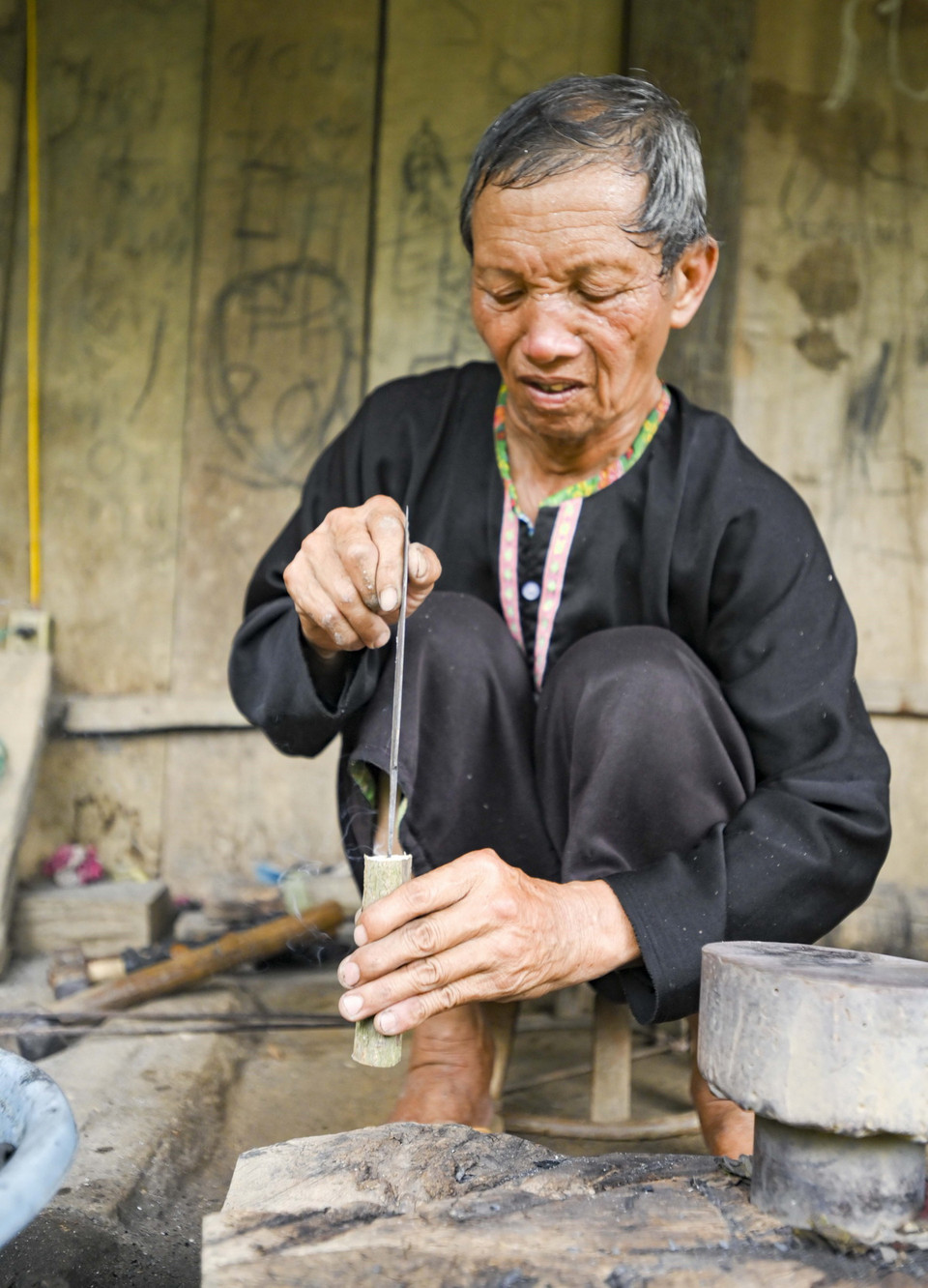 Công đoạn tra cán dao. (Ảnh: Xuân Tư/TTXVN)