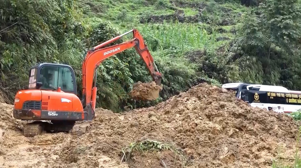 Tỉnh Hà Giang tiếp tục tập trung lực lượng nhanh chóng khắc phục hậu quả do mưa lớn liên tiếp trong những ngày qua gây ra. (Ảnh: TTXVN phát)