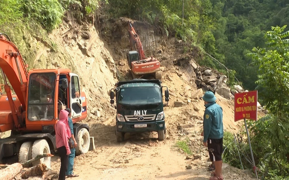 Do tình trạng sạt lở quá nhiều và có nguy cơ tiếp tục tái diễn khiến việc thông tuyến giao thông gặp nhiều khó khăn. (Ảnh: TTXVN phát)
