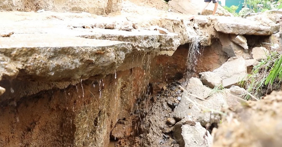 Một điểm sạt lở trên tuyến giao thông huyết mạch của xã Phương Tiến, huyện Vị Xuyên. (Ảnh: TTXVN phát)