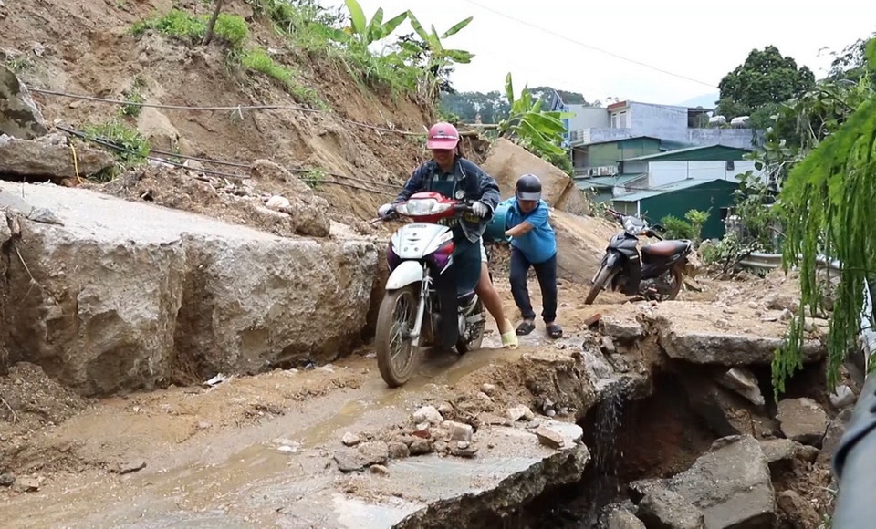 Khắc phục điểm sạt lở trên tuyến giao thông huyết mạch của xã Phương Tiến, huyện Vị Xuyên. (Ảnh: TTXVN phát)