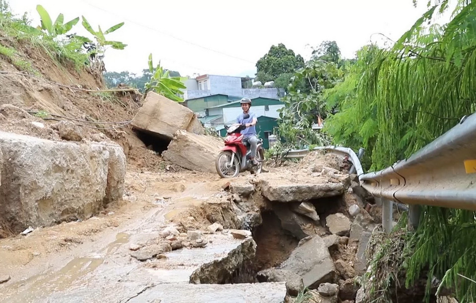 Sạt lở khiến việc di chuyển của người dân gặp nhiều khó khăn. (Ảnh: TTXVN phát)