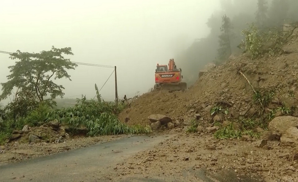 Khắc phục điểm sạt lở trên tuyến giao thông huyết mạch của xã Phương Tiến, huyện Vị Xuyên. (Ảnh: TTXVN phát)