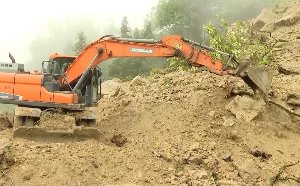 Huy động máy móc khắc phục điểm sạt lở trên tuyến giao thông huyết mạch của xã Phương Tiến, huyện Vị Xuyên. (Ảnh: TTXVN phát)