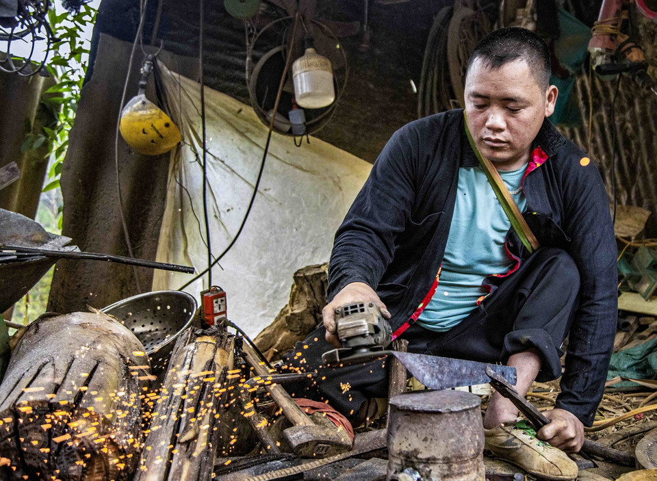 Thợ rèn người Mông ở xã Mường Phăng, huyện Tủa Chùa, vẫn lưu giữ nghề rèn truyền thống. (Ảnh: Xuân Tư/TTXVN)