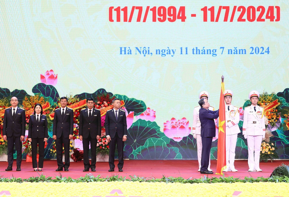 Chủ tịch Quốc hội Trần Thanh Mẫn trao Huân chương Lao động hạng Nhất cho cơ quan Kiểm toán Nhà nước. (Ảnh: An Đăng/TTXVN)