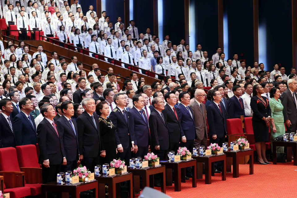 Các đại biểu thực hiện nghi lễ chào cờ tại Lễ Kỷ niệm 30 năm Thành lập Kiểm toán Nhà nước. (Ảnh: An Đăng/TTXVN)