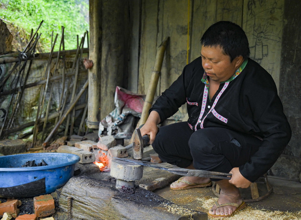 Thợ rèn người Mông ở xã Mường Phăng, thành phố Điện Biên Phủ, rèn dao bằng phương pháp thủ công. (Ảnh: Xuân Tư/TTXVN)