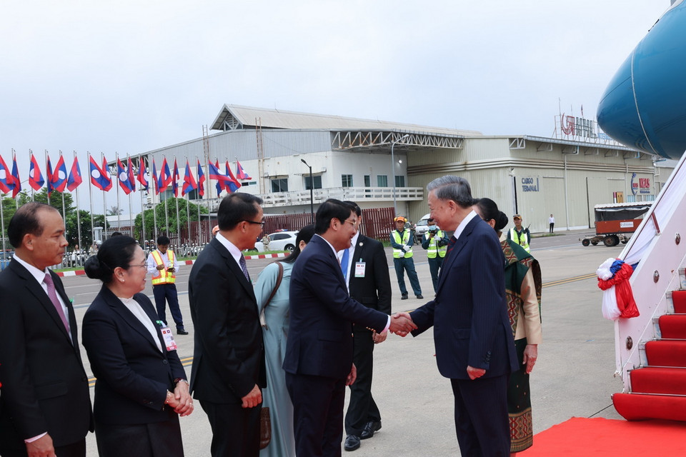 Lễ đón Chủ tịch nước Tô Lâm tại Sân bay quốc tế Wattay. (Ảnh: Nhan Sáng/TTXVN)