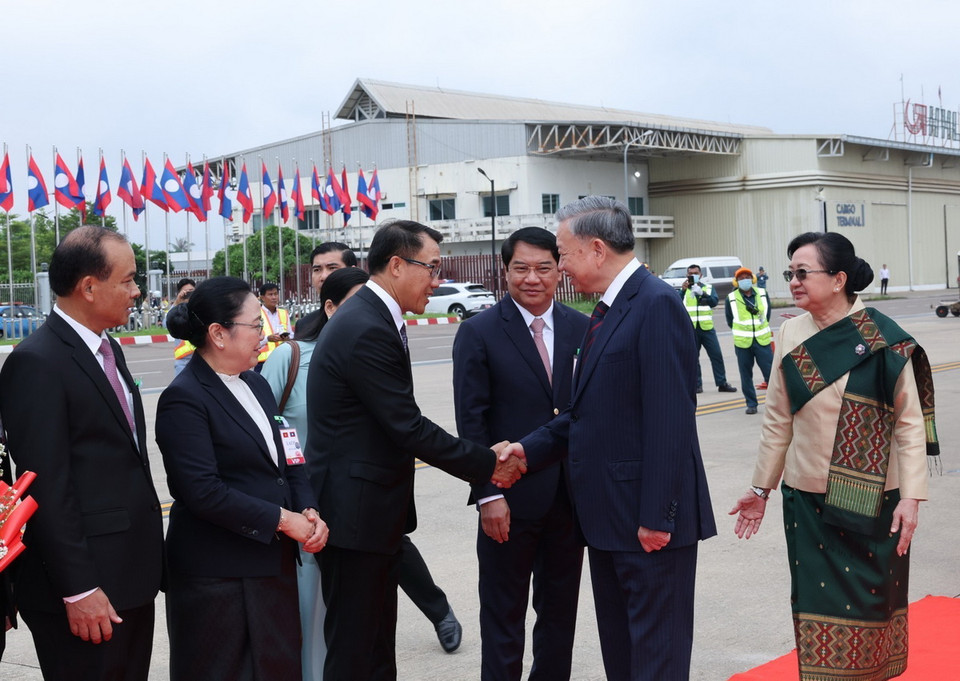 Lễ đón Chủ tịch nước Tô Lâm tại Sân bay quốc tế Wattay. (Ảnh: Nhan Sáng/TTXVN)