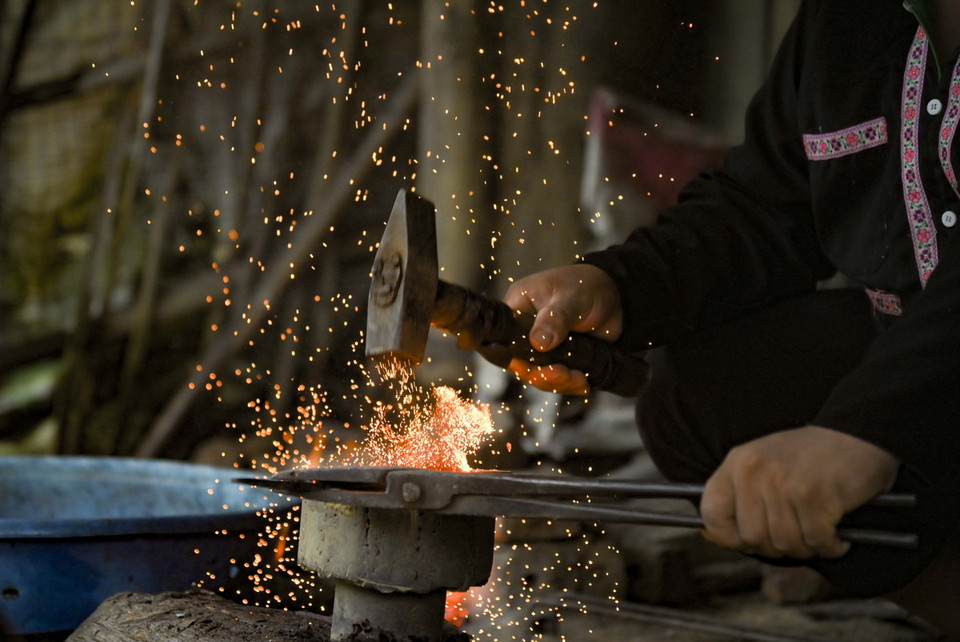 Những lò rèn đỏ lửa của người Mông ở Điện Biên. (Ảnh: Xuân Tư/TTXVN)