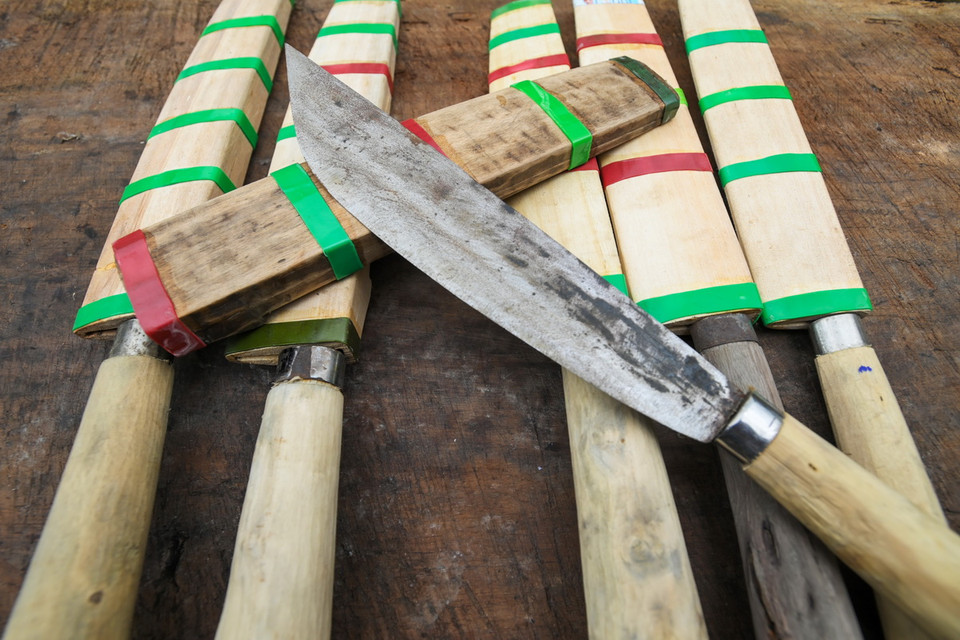 Sản phẩm dao của những thợ rèn người Mông tỉnh Điện Biên. (Ảnh: Xuân Tư/TTXVN)