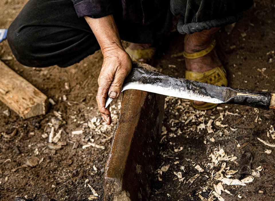 Công đoạn mài dao. (Ảnh: Xuân Tư/TTXVN)