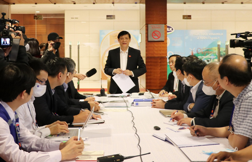 Bộ trưởng Bộ Y tế Nguyễn Thanh Long chỉ đạo triển khai các biện pháp chống dịch COVID-19 tại Hải Dương, Quảng Ninh. (Ảnh: TTXVN phát)