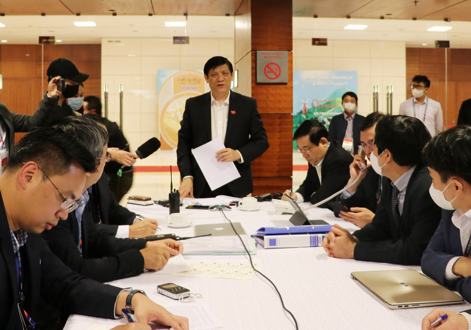 Bộ trưởng Bộ Y tế Nguyễn Thanh Long chỉ đạo triển khai các biện pháp chống dịch COVID-19 tại Hải Dương, Quảng Ninh. (Ảnh: TTXVN phát)