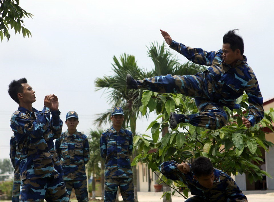 Chiến sỹ Tiểu đoàn 158, lực lượng Đặc công Hải quân, Vùng 1 Hải quân, luyện tập võ thuật. (Ảnh: Trọng Đức/TTXVN)