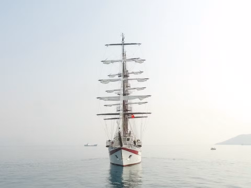 Tàu buồm 286 mang tên nhà bác học Lê Quý Đôn (do Ba Lan sản xuất), có nhiệm vụ huấn luyện thực tế trên biển cho học viên của Học viện Hải quân, thực hiện công tác ngoại giao quân sự và các nhiệm vụ khác của Hải quân Việt Nam. (Ảnh: Tiên Minh/TTXVN)