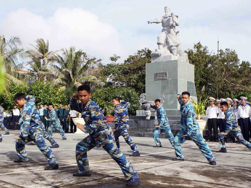 Chiến sỹ đảo Nam Yết, quần đảo Trường Sa, rèn luyện võ thuật, nâng cao sức khỏe, sẵn sàng hoàn thành nhiệm vụ. (Ảnh: Dương Giang/TTXVN)