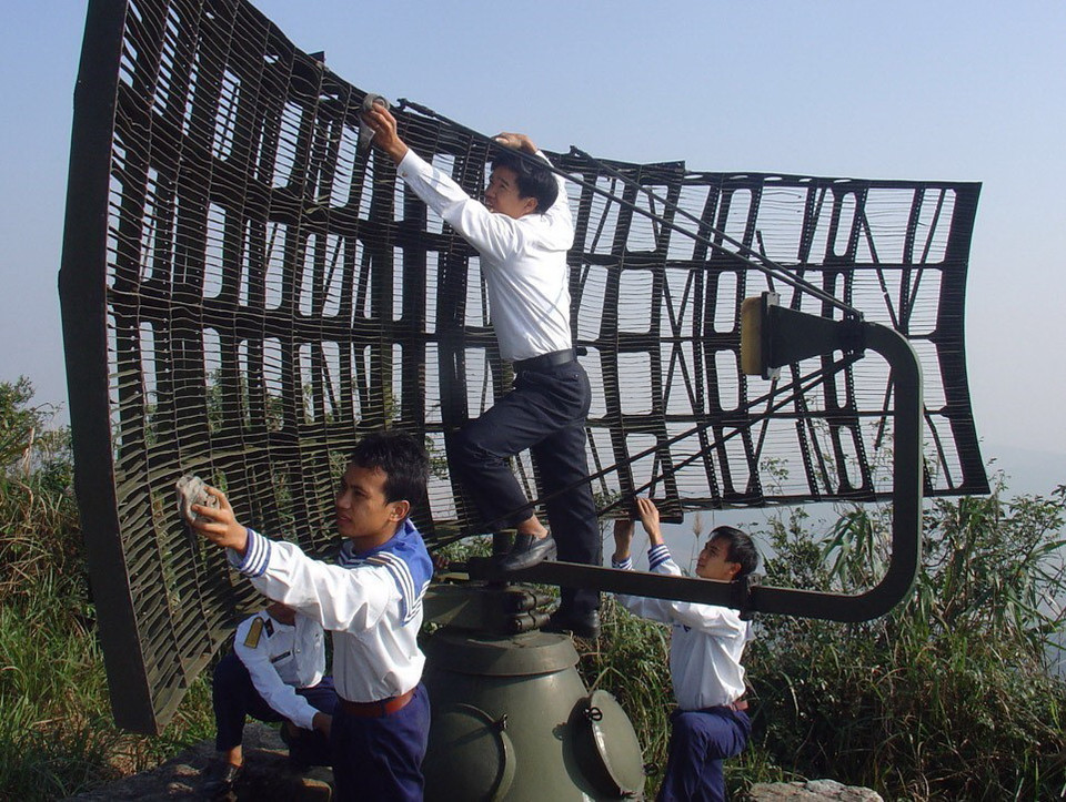 Lực lượng radar bờ biển và trên các đảo của Hải quân nhân dân Việt Nam ngày càng được trang bị các khí tài hiện đại, thực sự trở thành những "Mắt thần" canh giữ chủ quyền biển, đảo của Tổ quốc. Trong ảnh: Tiểu đoàn 151 Radar (Vùng 1 Hải quân) ngày đêm luyện tập, nâng cao cảnh giác, sẵn sàng chiến đấu, hoàn thành xuất sắc nhiệm vụ quan sát, phát hiện các mục tiêu trên vùng biển vịnh Bắc Bộ, từ Móng Cái, tỉnh Quảng Ninh, đến Bắc Đèo Ngang, tỉnh Hà Tĩnh. (Ảnh: Trọng Đức/TTXVN)