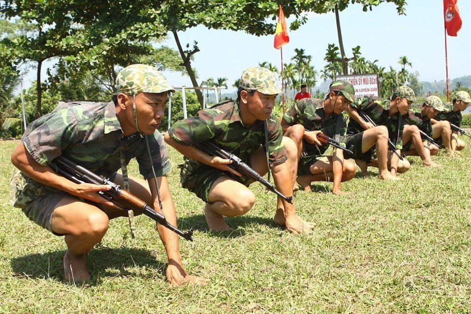 Đặc công Hải quân thường xuyên huấn luyện thể lực, rèn luyện sức chịu đựng bền bỉ, dẻo dai trên sông, trên biển; kết hợp huấn luyện với rèn luyện kỷ luật, xây dựng chính quy, ý thức chấp hành mệnh lệnh, kỷ luật chiến trường. (Ảnh: Trọng Đức/TTXVN)